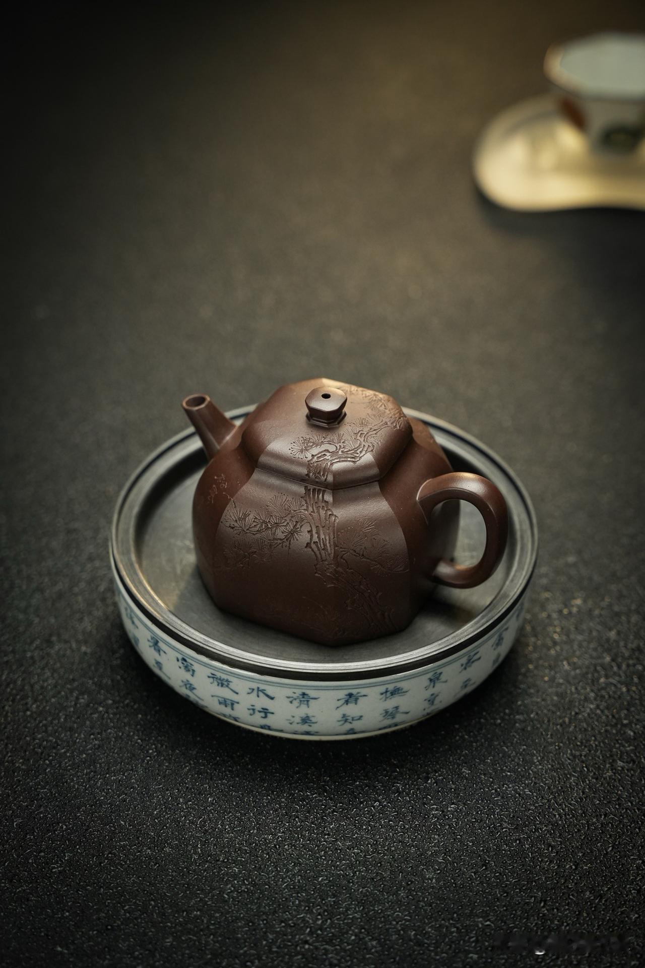 紫砂茶具，由陶器发展而成，属陶器茶具的一种。它坯质致密坚硬，取天然泥色，大多为紫