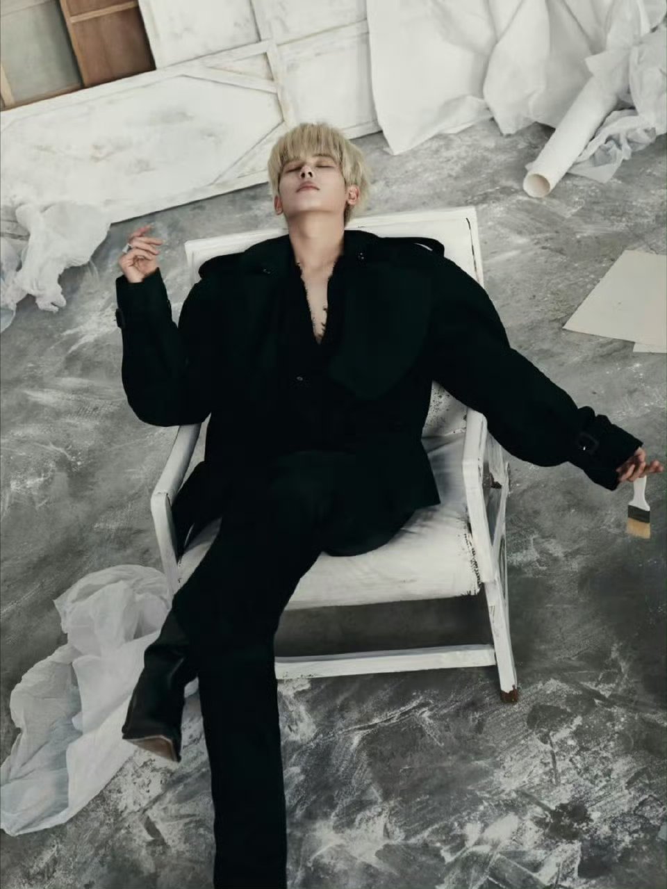 胡先煦金发深V冷调浅金与冷白肤色形成强烈视觉反差，夸张翻领与利落剪裁强化了先锋