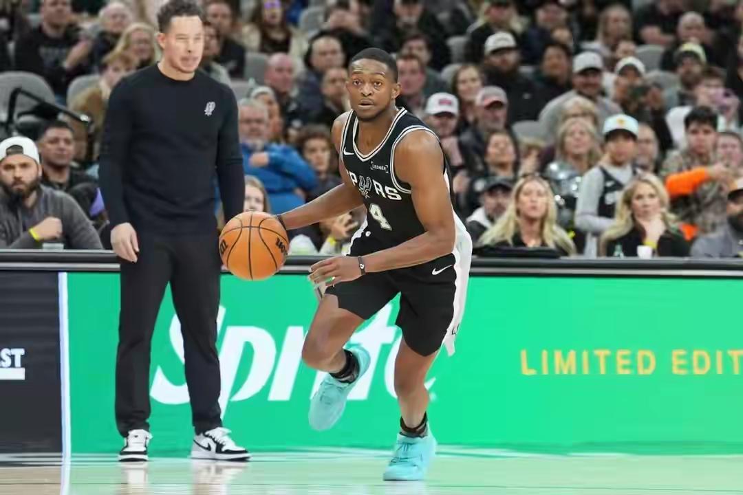 笑不活了！马刺与尼克斯球迷，输球甩锅的样子堪称一绝NBA总决赛才打了3场，就见