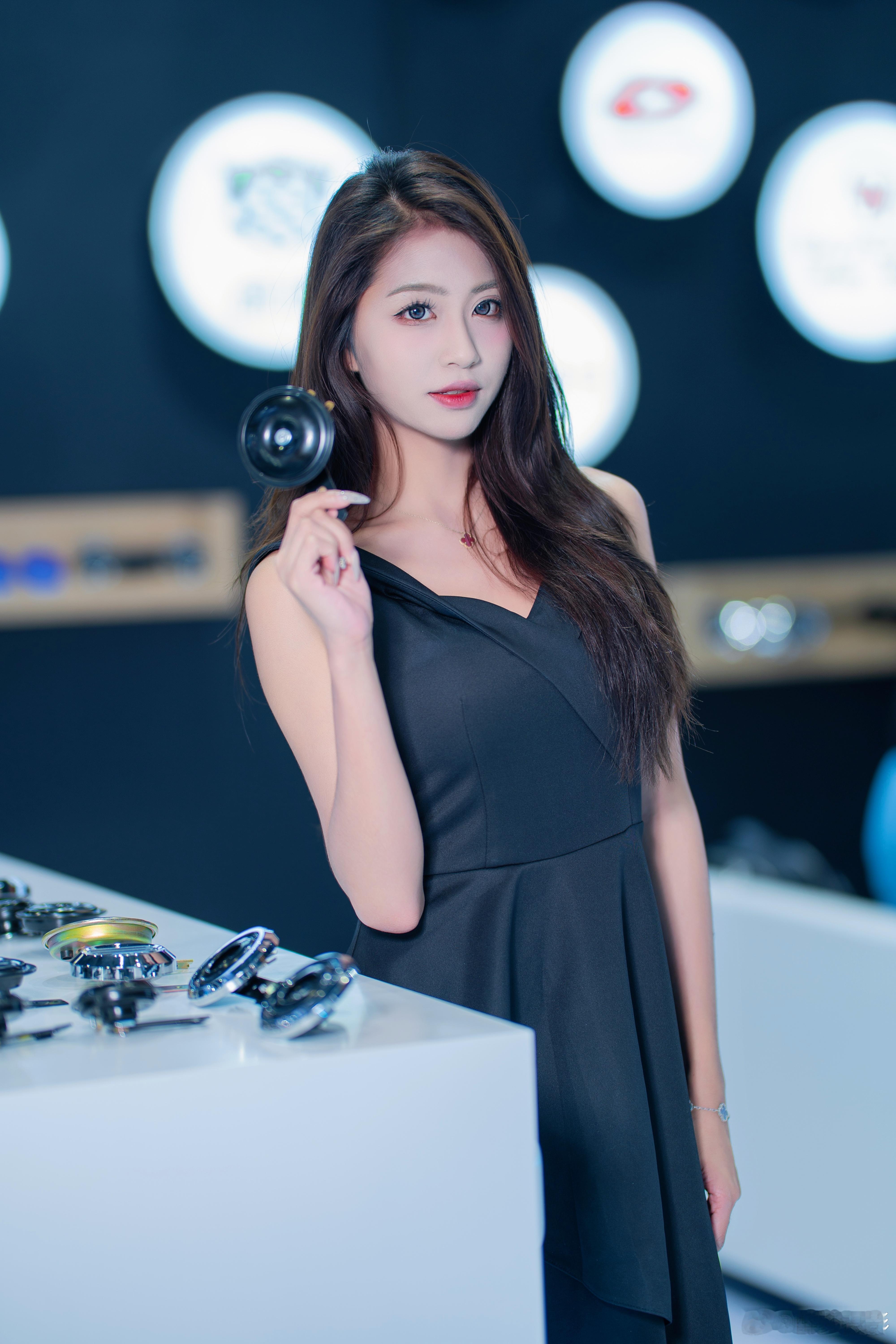 一位细腿好身材的女子模特：未闻芳名活动：广州摩配展