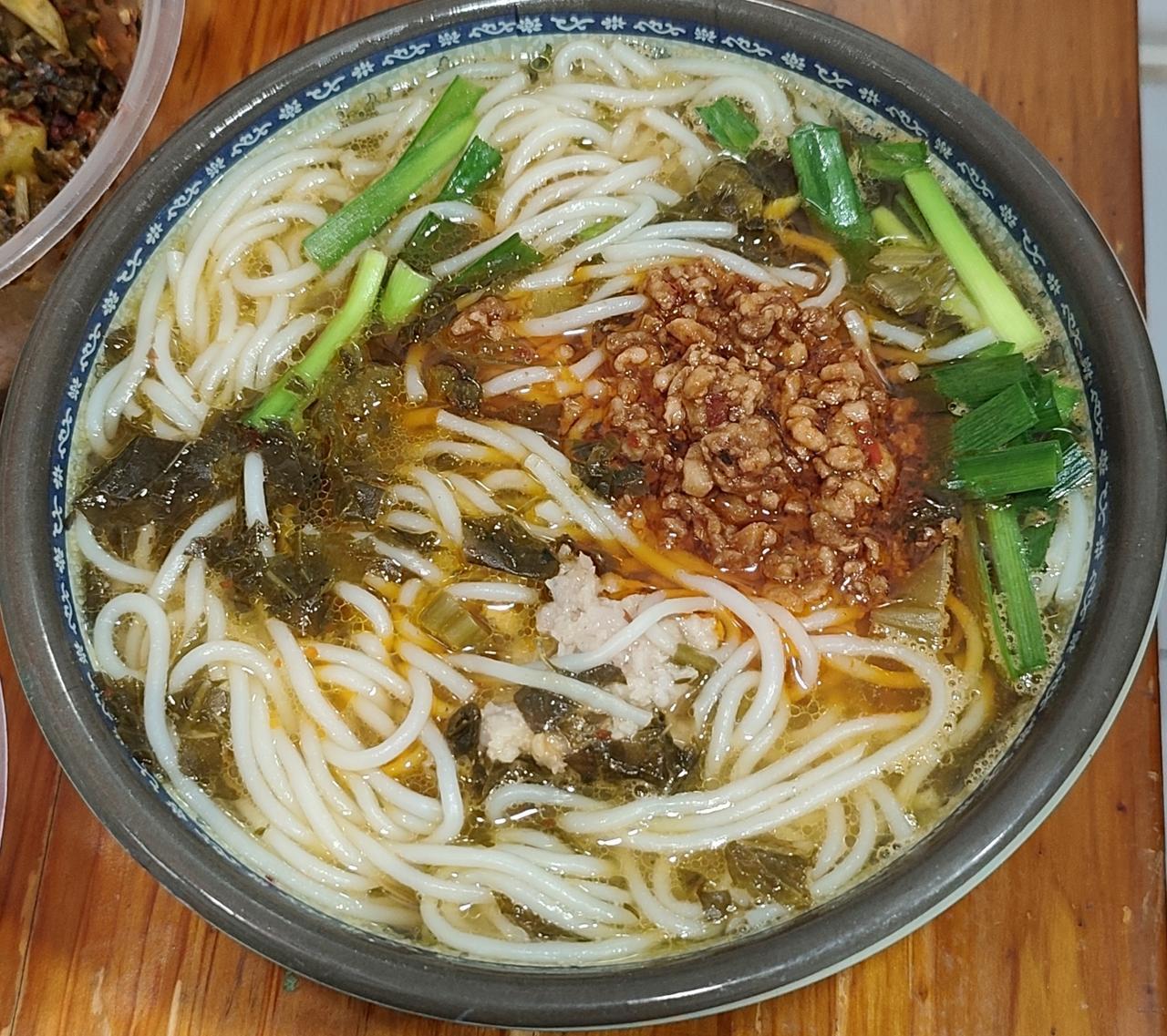 在云南找路边小店吃米线更好吃又便宜，图一是小锅米线微辣的7元一碗，图二是三鲜米线