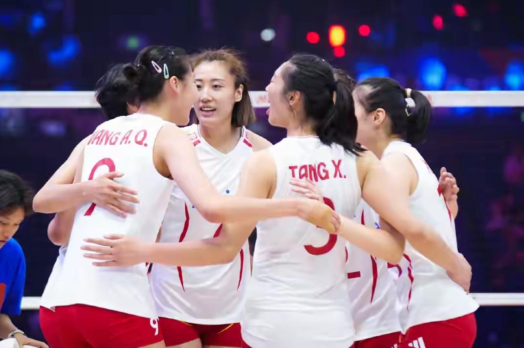 “换上俩老将，怎么跟换了一支队伍似的！”中国女排打德国，第一局看得人直拍大腿