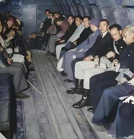 这张照片拍摄于1949年重庆解放前夕，是国民党军政要员搭乘军用运输机从重庆撤离前