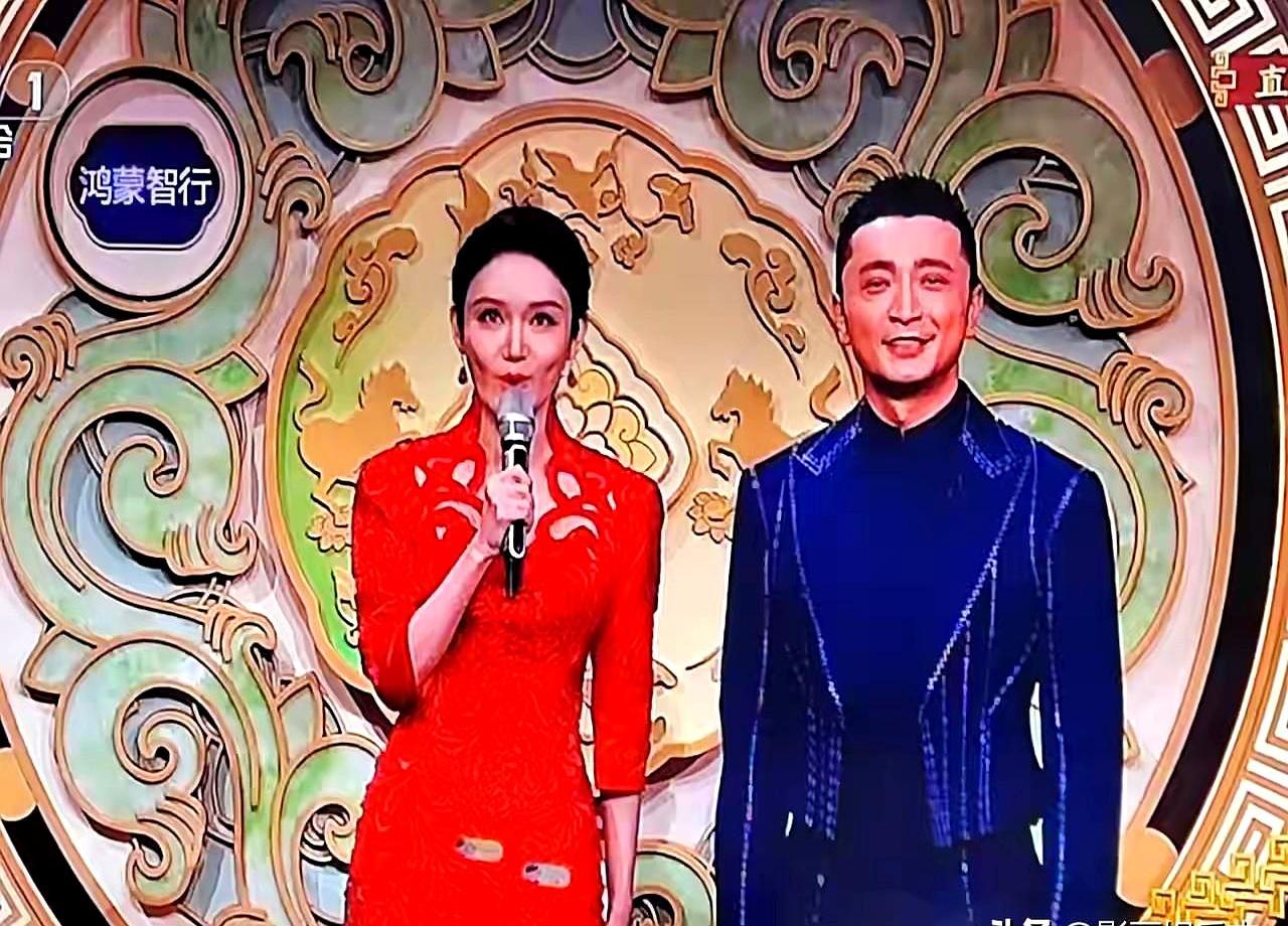 春晚直播，龙洋的眼睛一直在瞟天花板，武器到底上没上膛？镜头一给到她，眼珠就