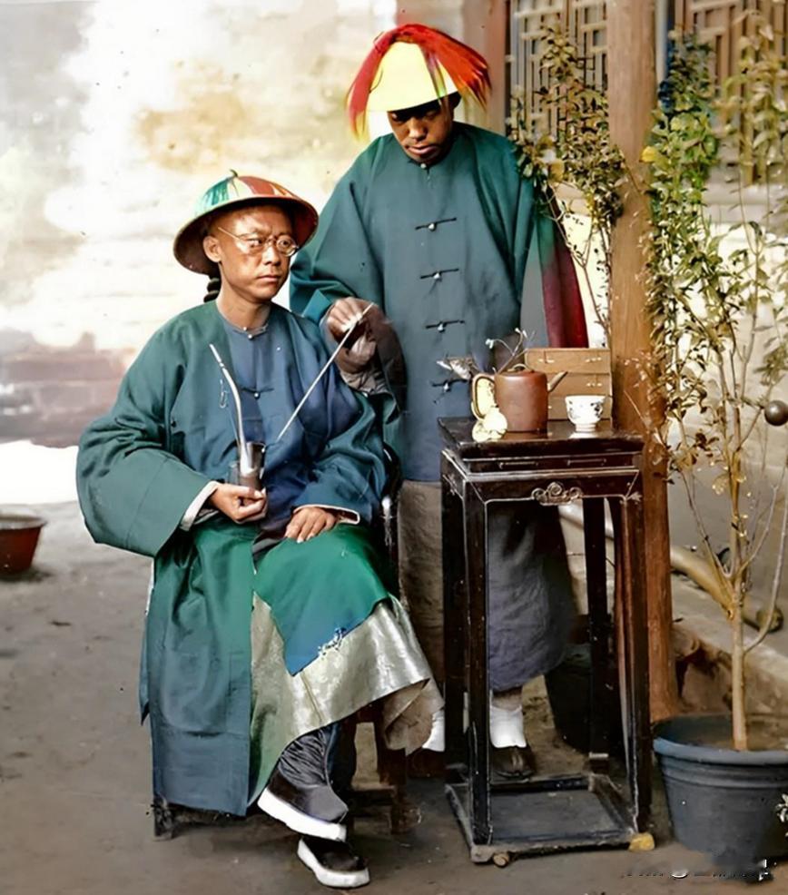 道光禁烟禁了个寂寞，同治以后，各省大量种植鸦片，但凡家里经济条件过得去的，早晚都