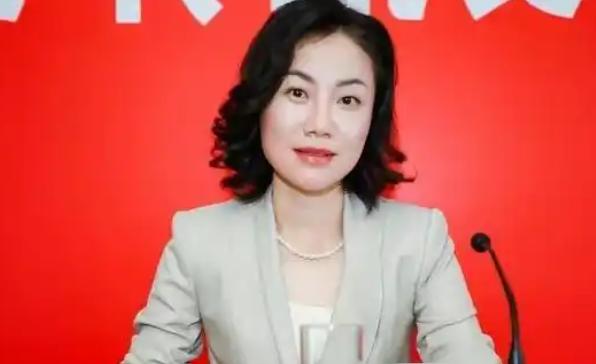 她是中国最赚钱女秘书，年薪849万，年终奖1000万，年近50却依然像少女，朱旭