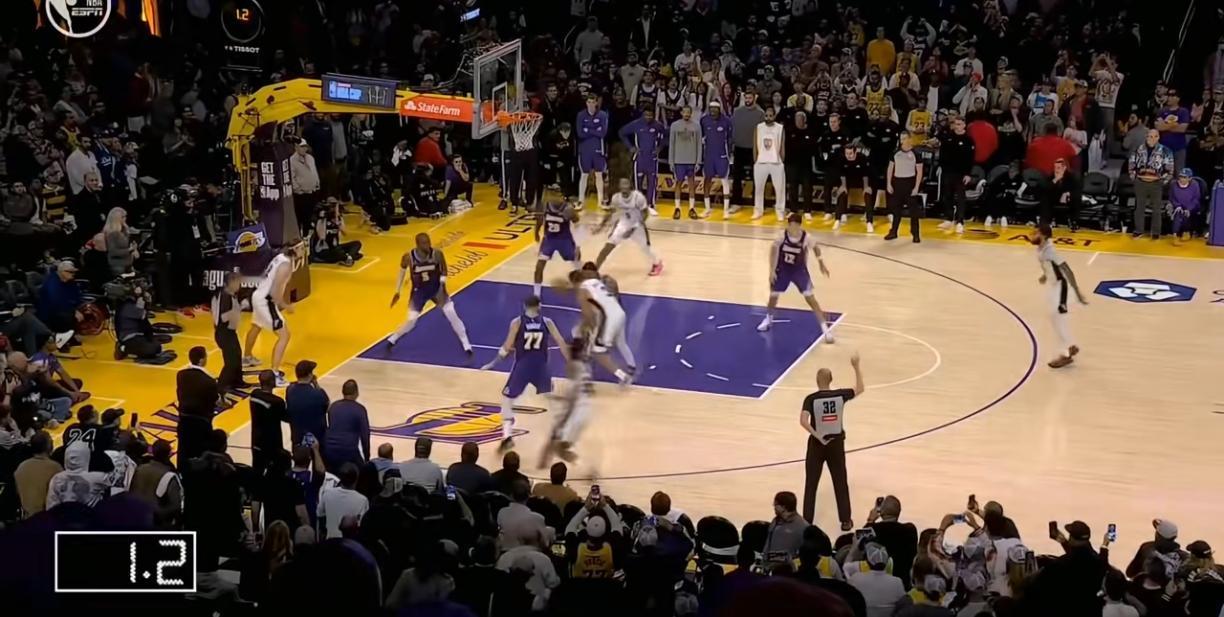 昨日湖人马刺比赛关键错判，湖人球权判给马刺，险些改变比赛结果。12月7日NBA公