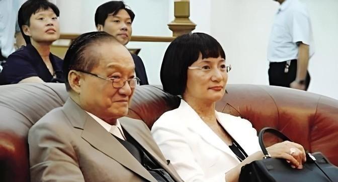 1976年，金庸出轨23岁的林乐怡后，便提出离婚，妻子平静地说：“离婚可以，但有