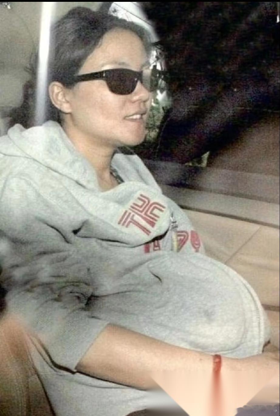 难怪李亚鹏守不住王菲！王菲和李亚鹏在一起时，怀李嫣的时候和普通孕妇没什么区别