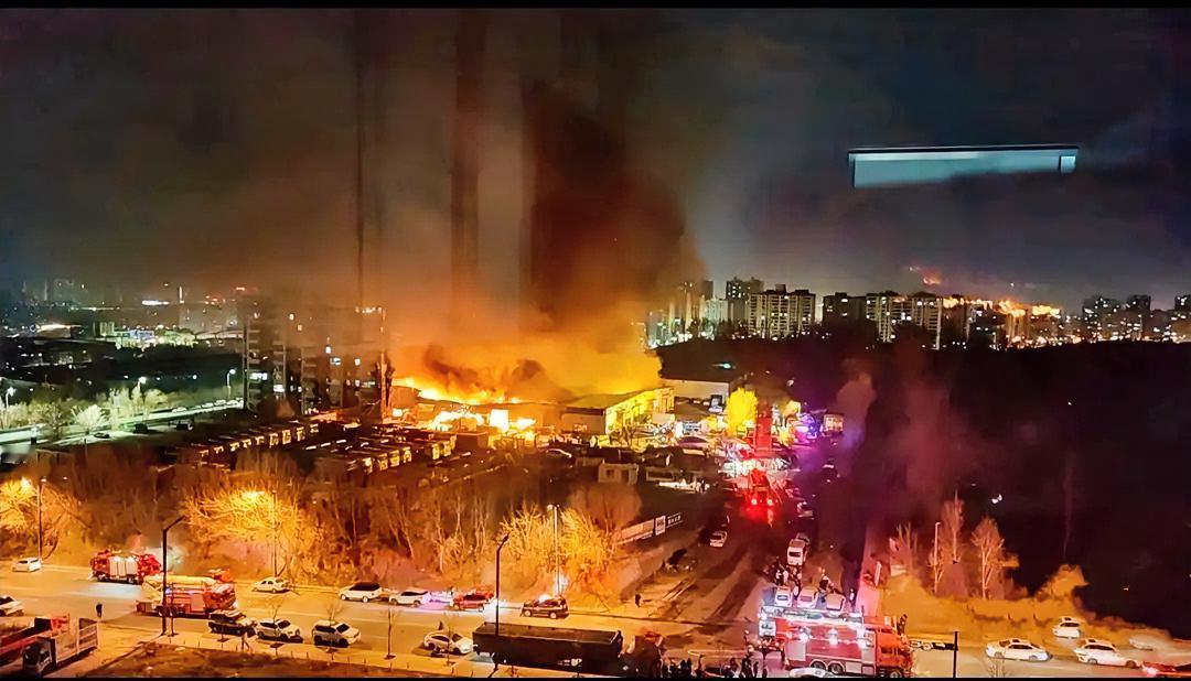 榆林粮库这把火，烧得真是“恰逢其时”。1月12日深夜的风里，榆佳路金沙南路