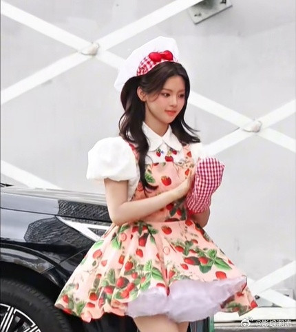 杨超越厨娘装录一见你就笑一见你就笑家人们速来！杨超越最新上班路透直接封神！粉粉嫩