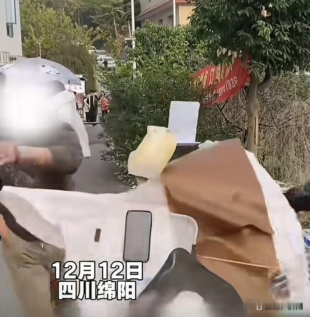 大学生摆摊被隔壁摊主掀翻桌子，看见警方通报上的一句话，心里更加不是滋味……