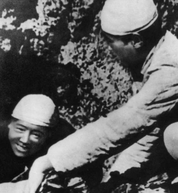 1944年29岁的战士张思德在烧炭时牺牲，警卫队长想就地掩埋遗体，不料毛主席震