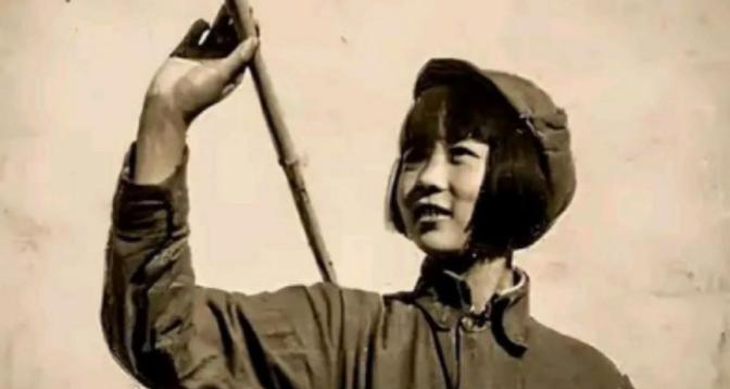 1941年，21岁的女侦察员王金英，在老乡家养病。夜里，她正洗脸时，突然看到窗外