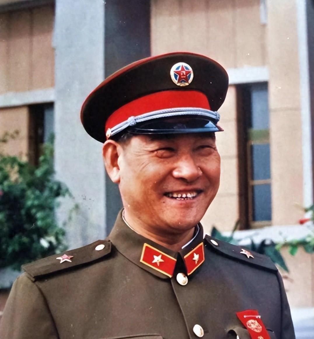 1985年李九龙调任济南军区司令员，杨得志高度评价他具备天生带兵才能，令人敬佩
