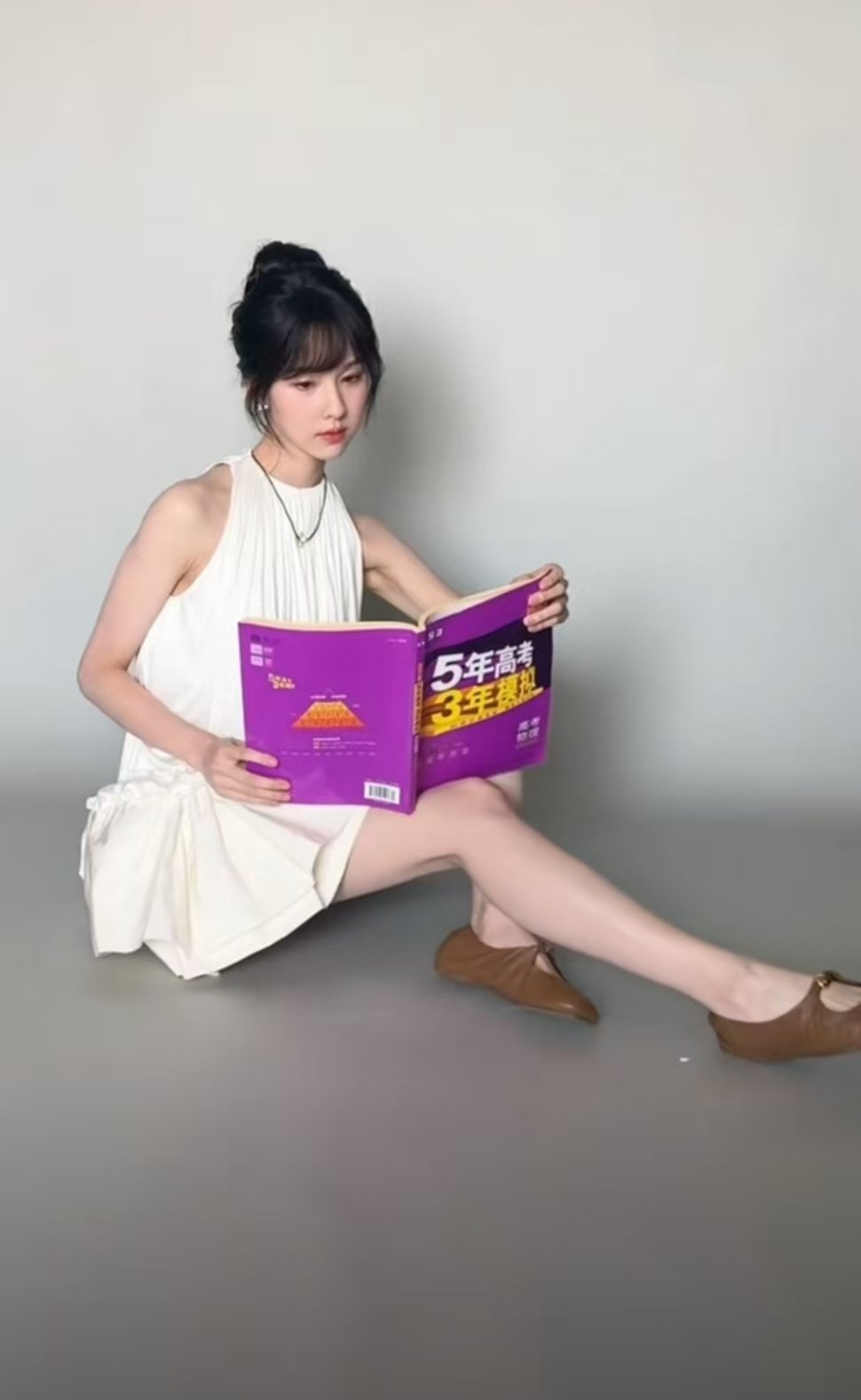 陈都灵手里拿着5年高考3年模拟陈都灵5年高考3年模拟陈都灵和5年高考3年模拟的