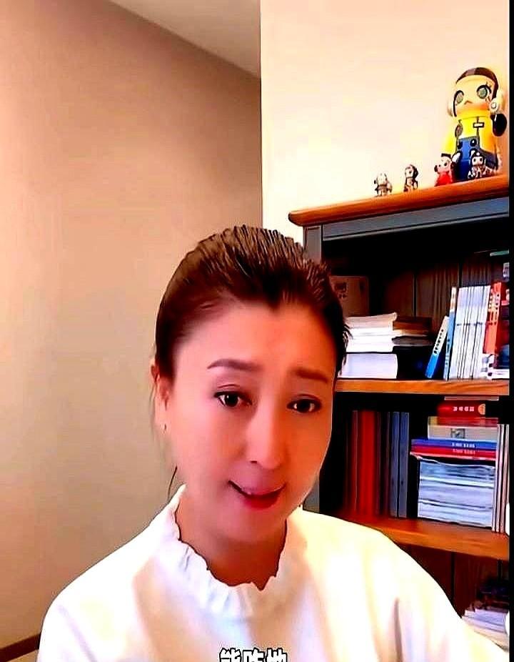 闫学晶直播翻车？弹幕从骂声一片到整齐划一，这波操作太眼熟了！昨晚闫学晶直播间