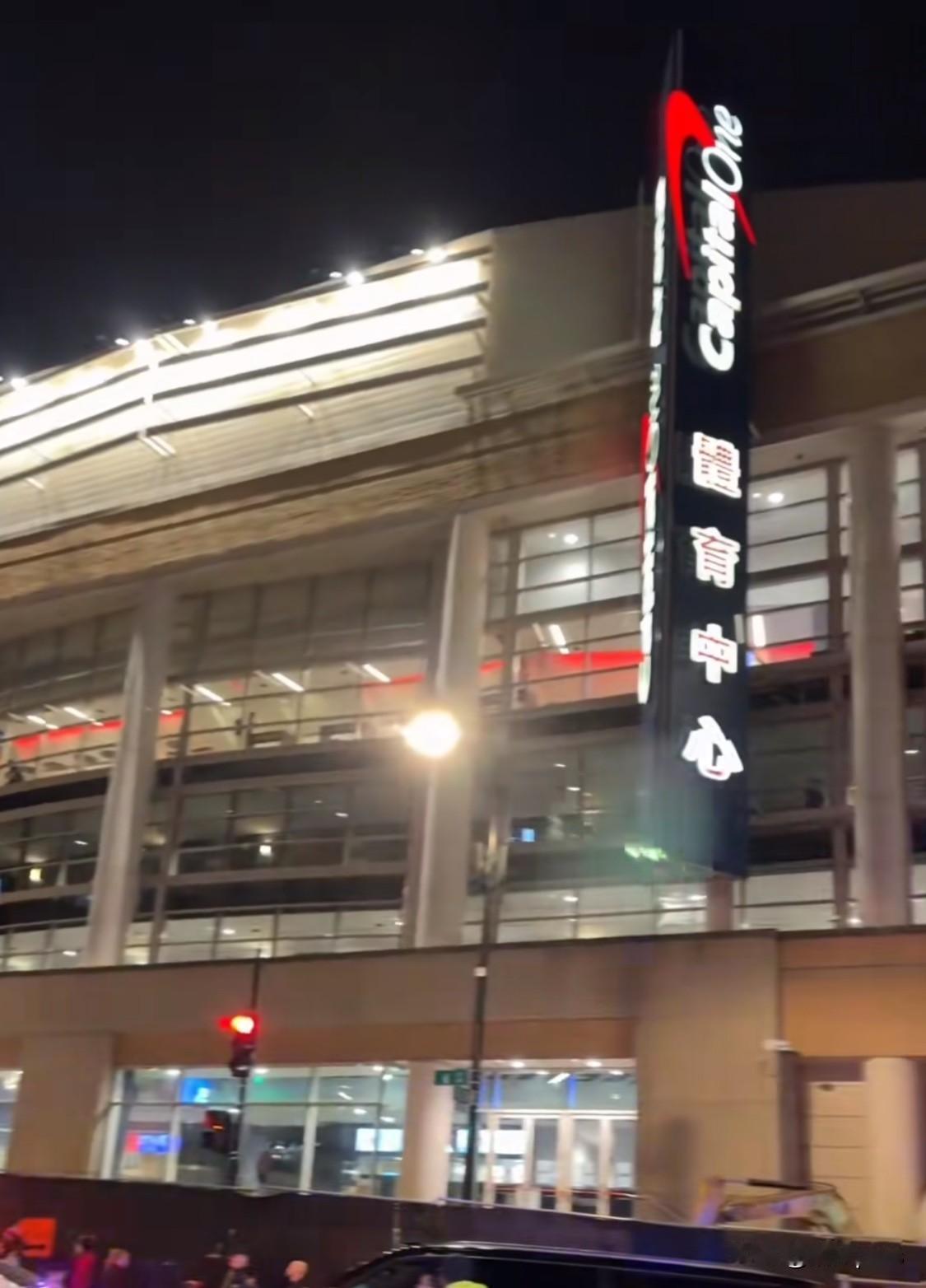 华盛顿市中心有一个地铁站叫“中国城站”，是重要换乘站，距离白宫、国会山很近。华盛