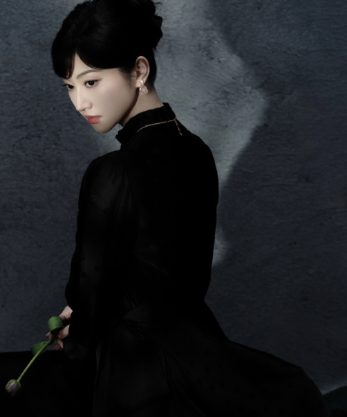 以光为帛织就朦胧诗章，温婉为幕缀成暗夜诗行