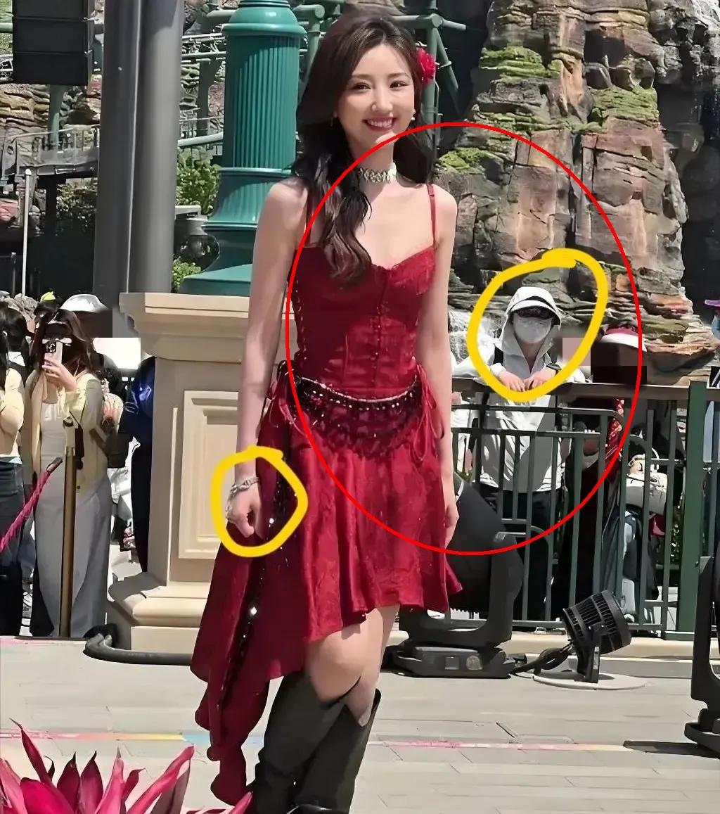 大明星-毛晓彤，能去环球影城跳舞，只能说明一件事儿，那就是演员这行是真不好