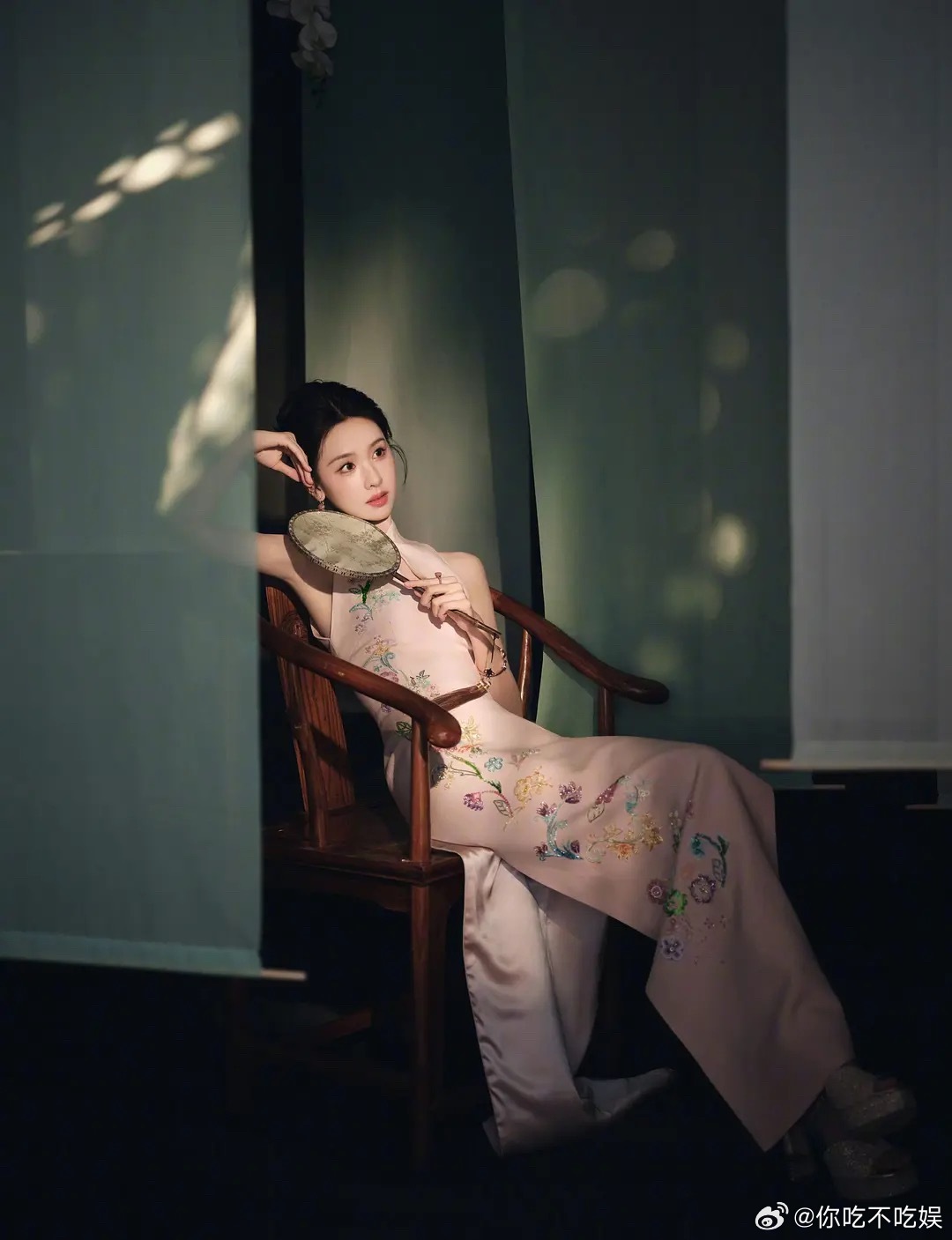 都说景甜跟陈都灵是旗袍中的天花板，景甜是不是有点没赢过陈都灵