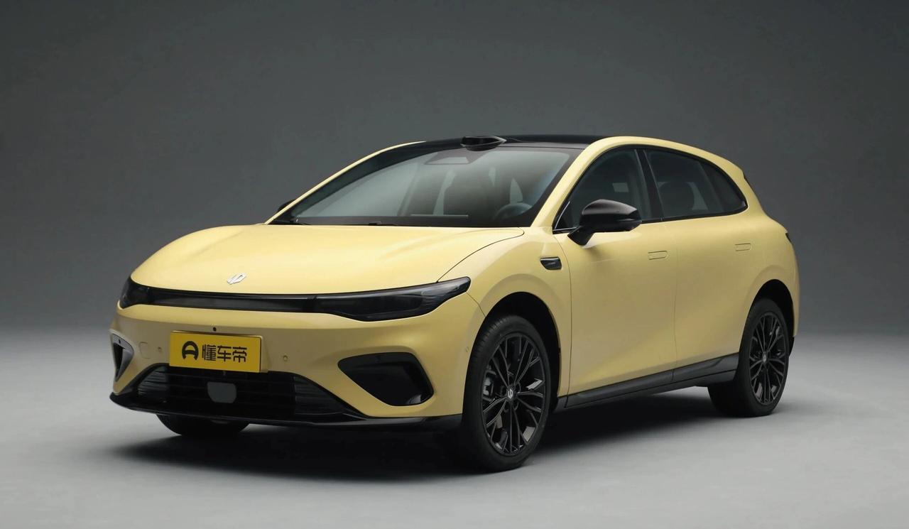 零跑不是价格屠夫吗，Lafa5的预售价怎么回事?零跑Lafa5，车身尺寸44