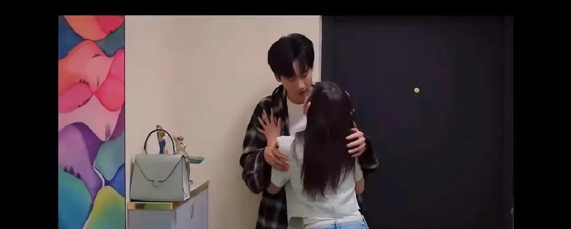 电梯门刚合上他就扳过你的脸吻——这种国产剧不敢拍的性张力，全藏在原著李雾的脊椎里