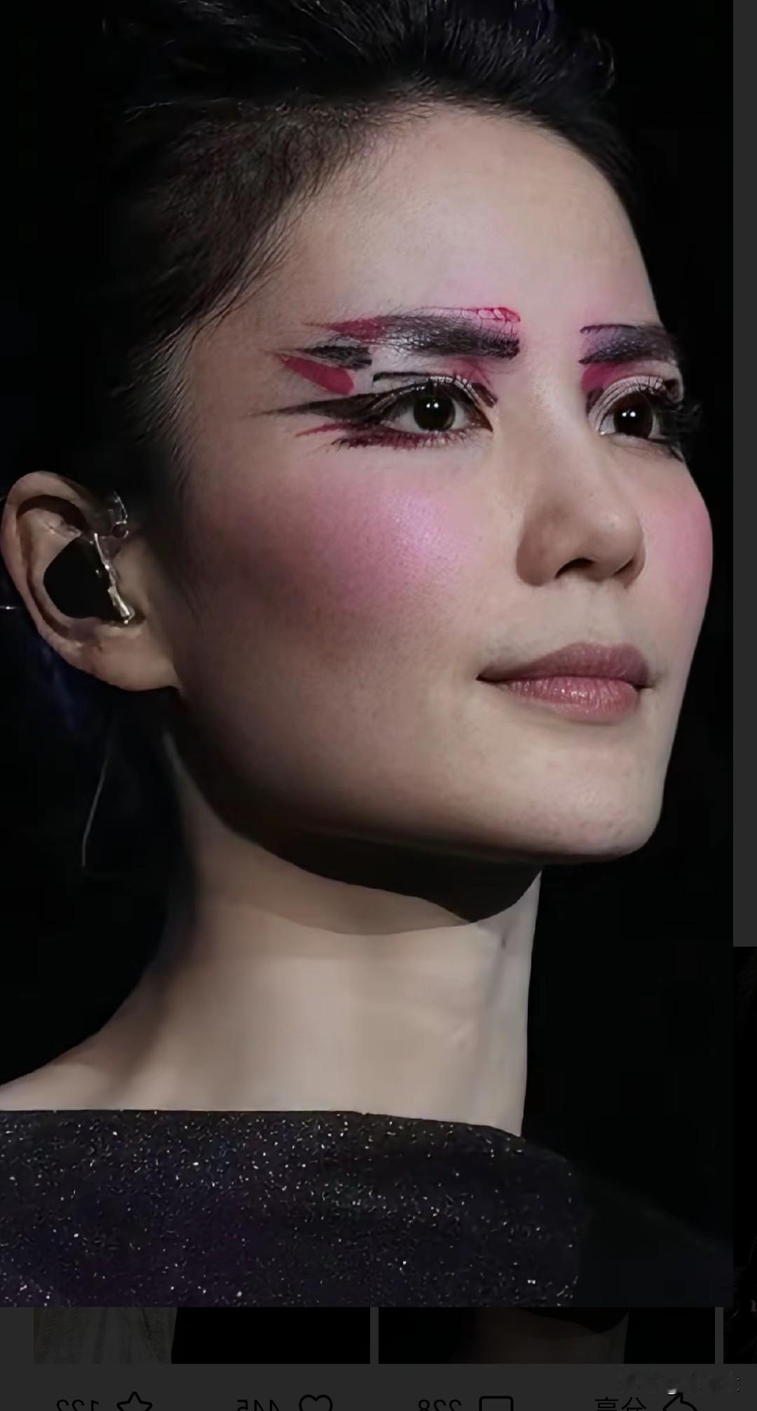 终于知道菲姐为啥喜欢画这妆容了，看她当年仰慕的人，答案就是其中[滑稽笑]