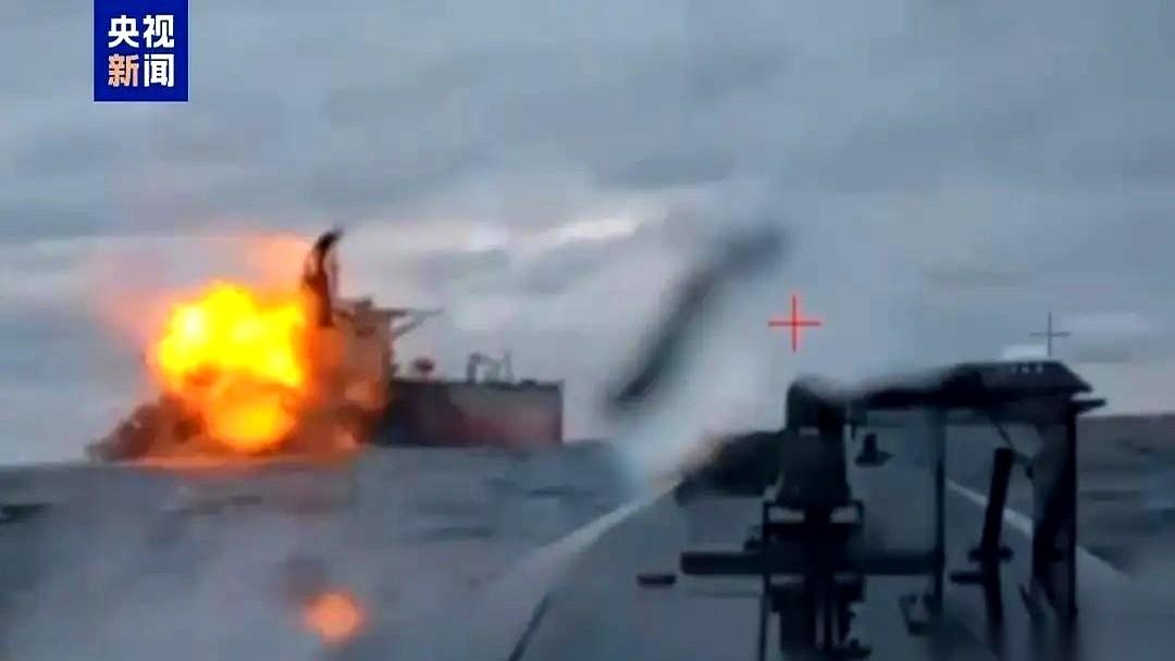 “不许再动我的船！再动，就让你好看！”狠话刚放出来。“咣”一下，乌克兰的无人