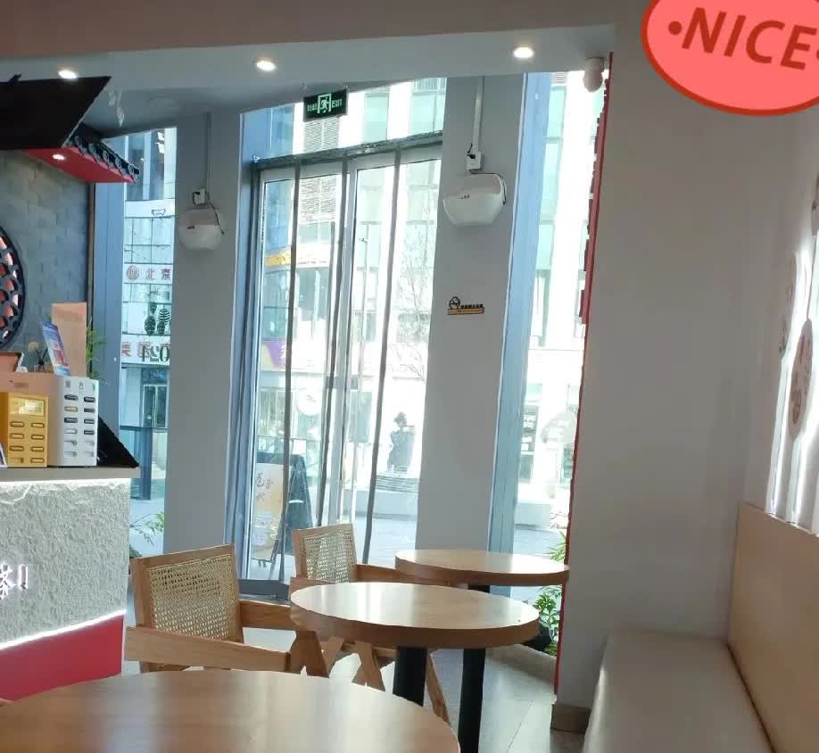 妈妈带着4岁女儿来奶茶店，女儿在椅子上睡着了妈妈让店员把空调关了，店员说
