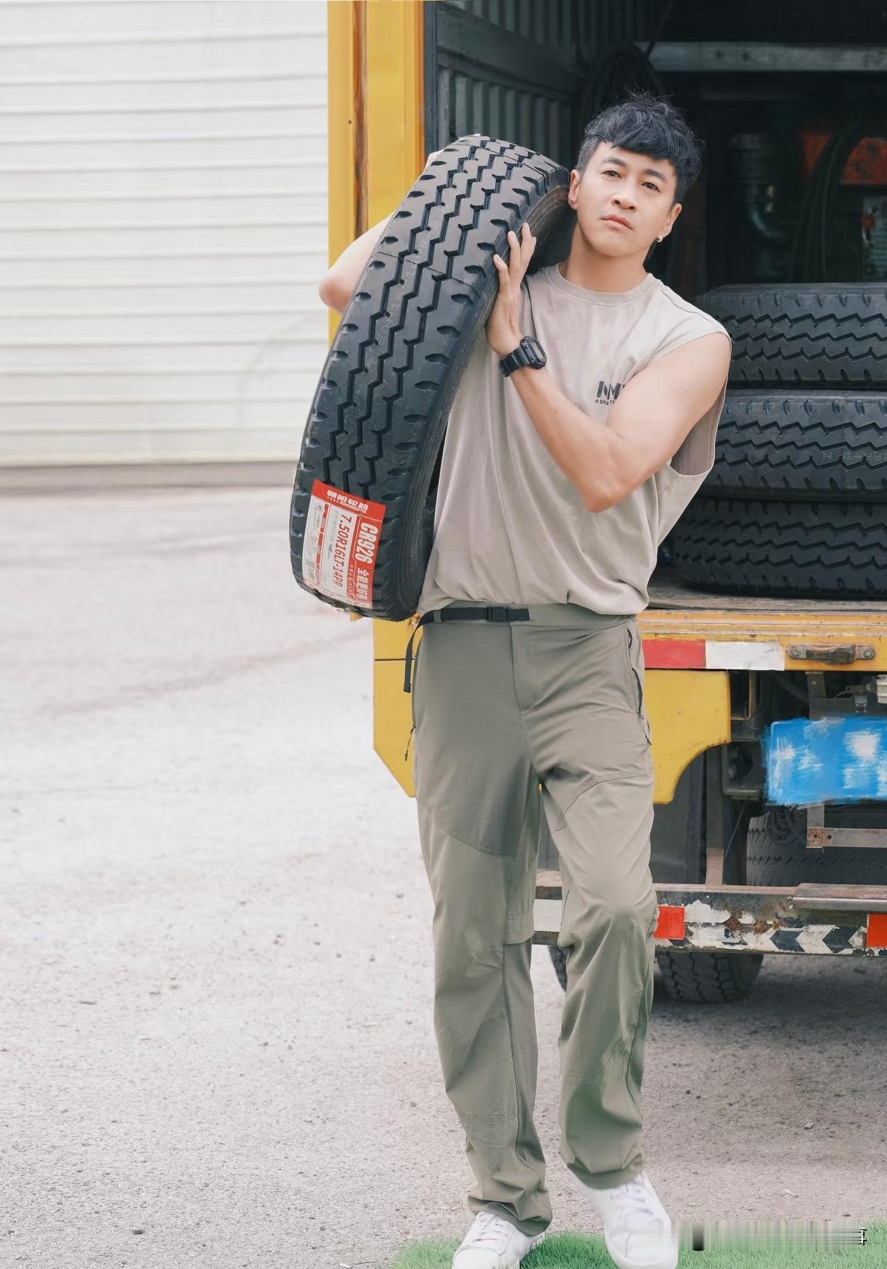 我从2000年他做歌手时就关注他，后来打开电视总能看到他的剧，千禧年爆款剧里几乎