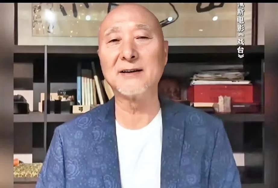 杨澜曾问陈佩斯：“以你现在的名气，多接些商演、上几档综艺，可比演话剧挣得多太多了