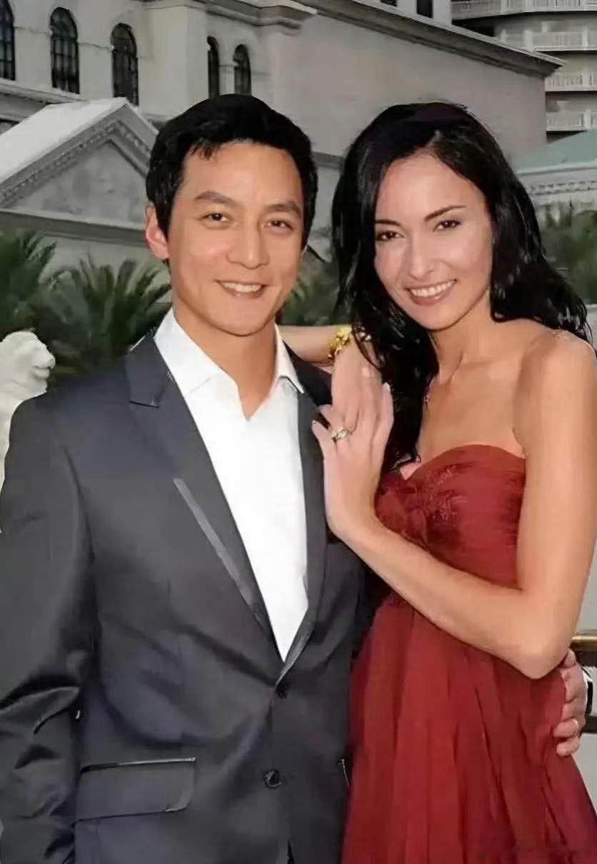 这对夫妻是亏了多少钱啊？年轻时候结婚一起淡圈，现在老了又都出来赚钱，看着真有点心