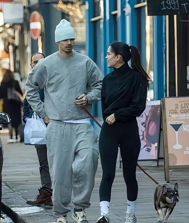 贝克汉姆二儿子罗密欧和女友一起逛街遛狗，这个女友据说是大儿子布鲁克林的绯闻前女友