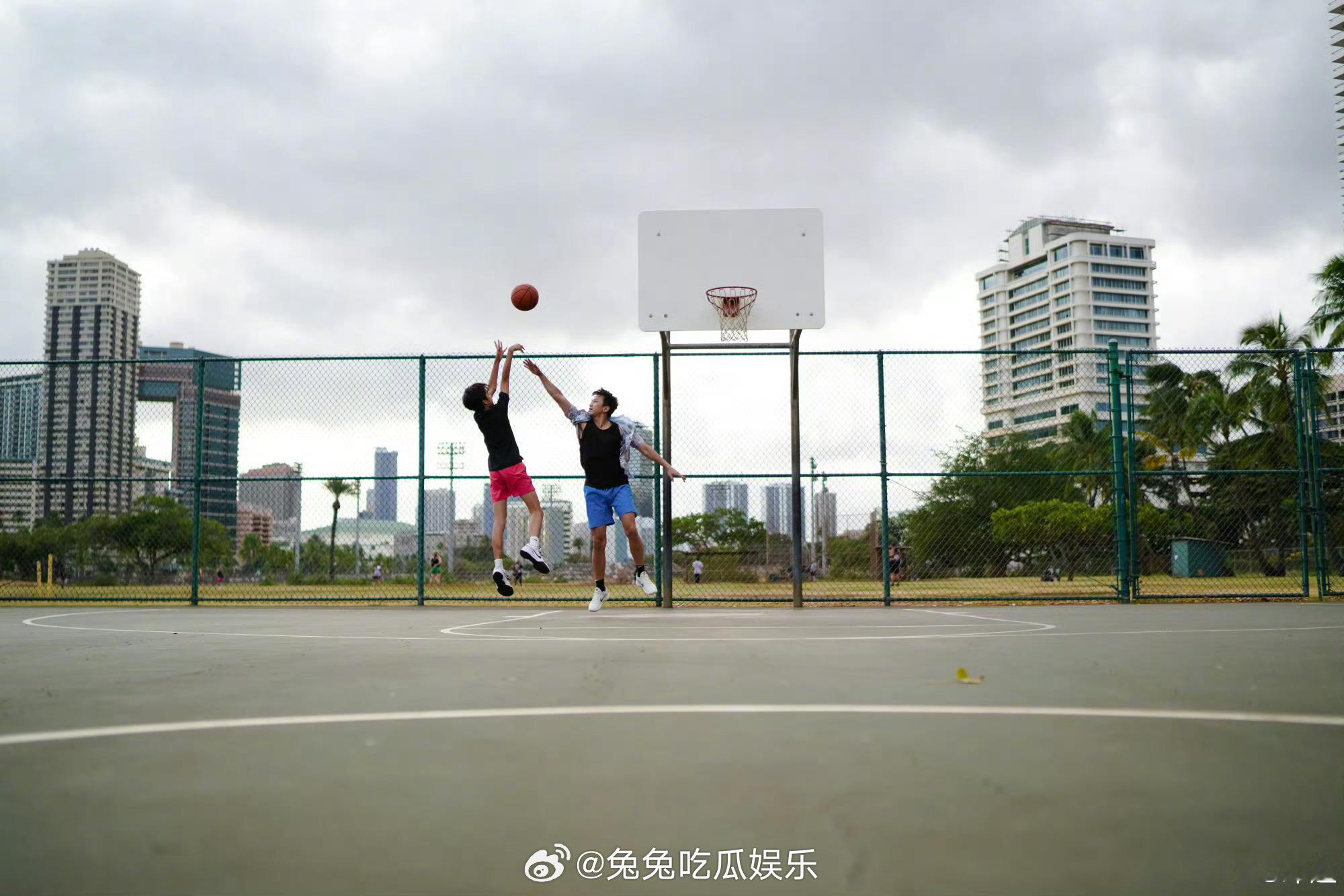 邓超晒出儿子打篮球的照片，说:兄弟，生日快乐，爱你！满屏的大长腿啊