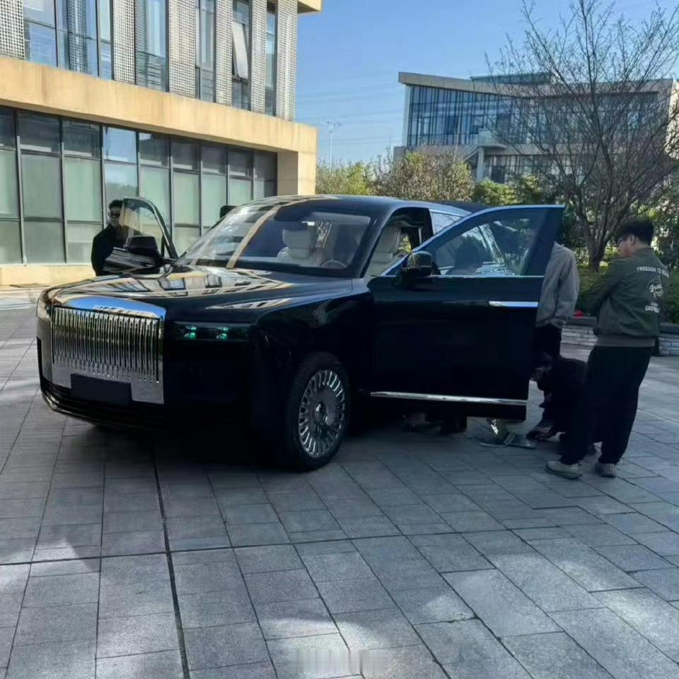 年轻人的第一台库里南？看看这内饰怎么样[doge][doge]​​​