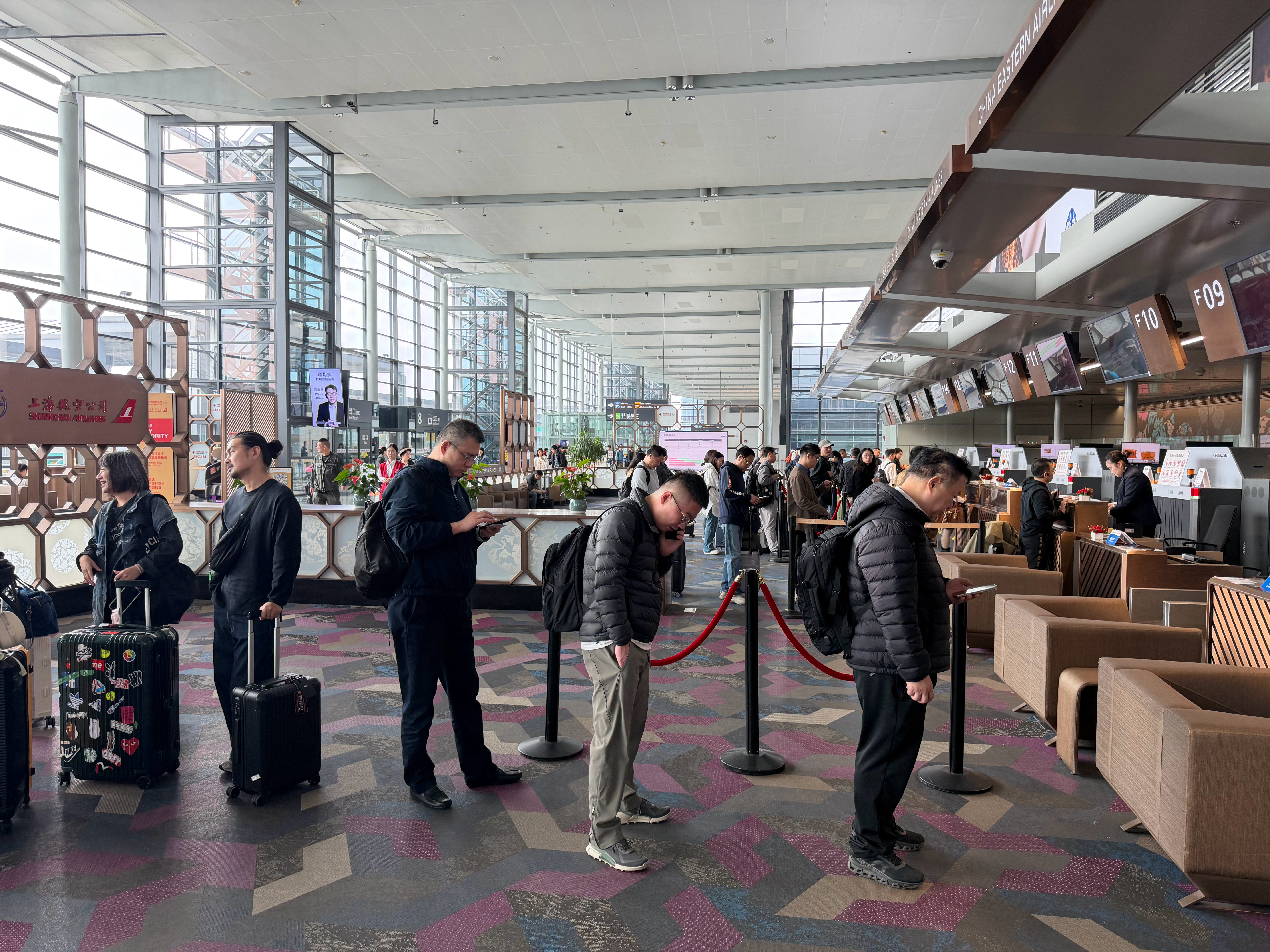 这就是上海吧[捂脸哭]商务舱柜台都要大排长龙…​​​
