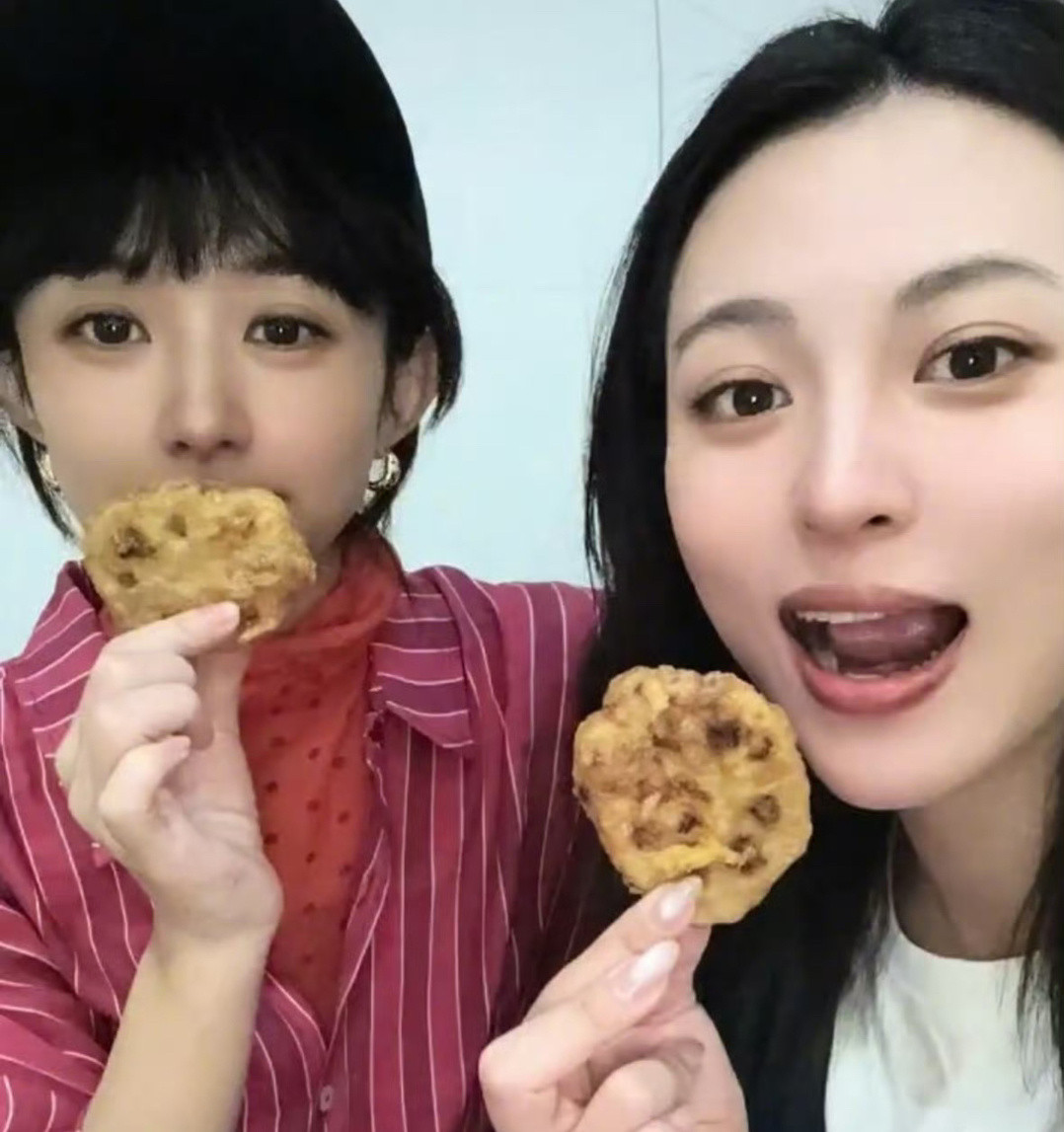 红衣齐刘海造型的赵姐完全福娃来的，太可爱了吧！