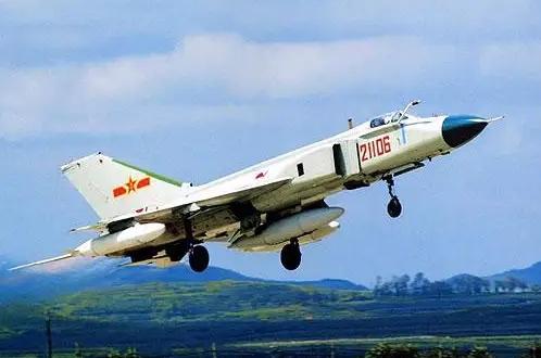 2003年，我军歼-8在空中发射了一枚导弹，不料导弹卡在机翼下纹丝不动，瞬间将战