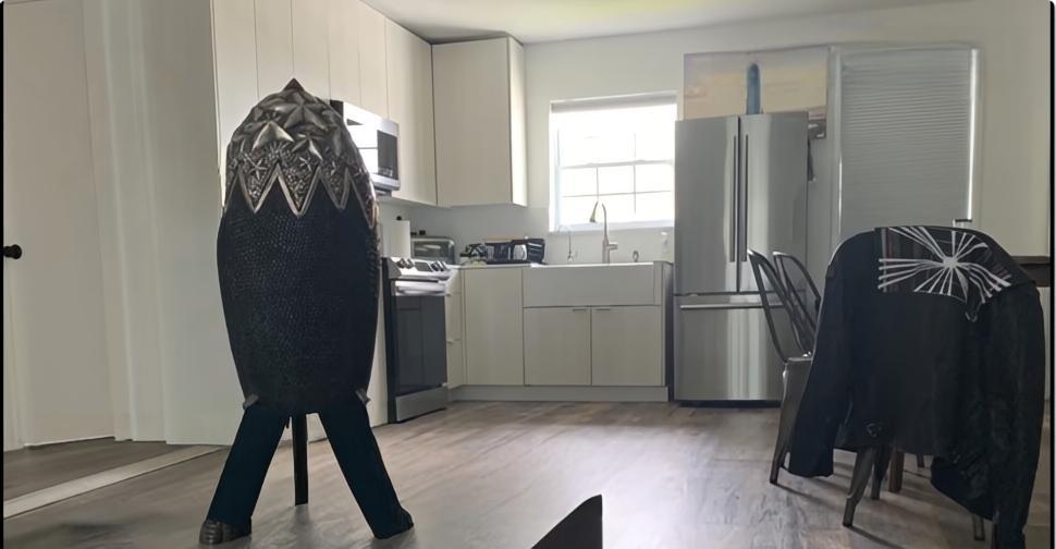 如图所示，此乃世界首富马斯克位于得州的住所。房间内布置极为简约，对面的开放式厨房