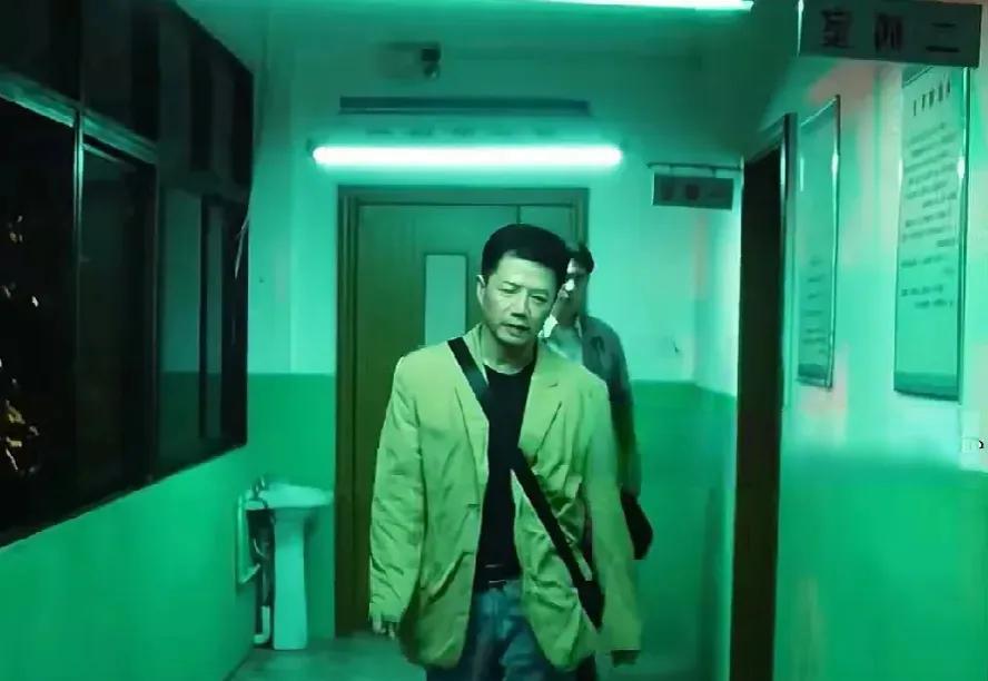 《扫毒风暴》每集开头都播放一段无头无脑的几年前的事情，跟本集内容没有关联。很少有