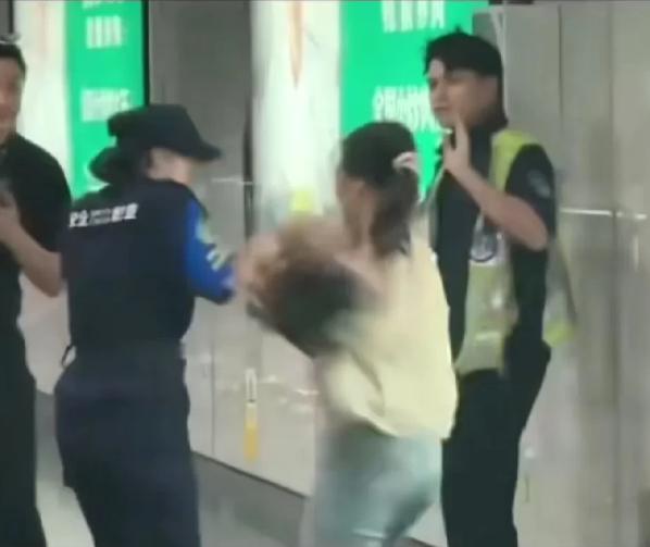 深圳上演“抡包女”闹剧！拒安检还打人，简直太离谱！深圳科学馆地铁口，
