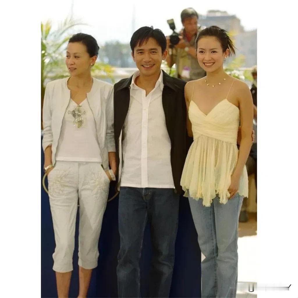 这张照片展现出了梁朝伟夫妇与章子怡2004年在戛纳的情景，那时候梁朝伟42岁，英