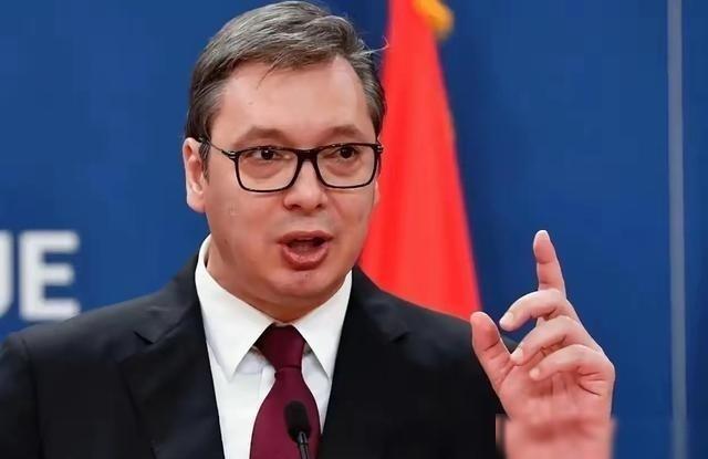 欧洲这回是真炸锅了。一个被北约团团包围的巴尔干小国，突然在全国观众的注视下掀开了