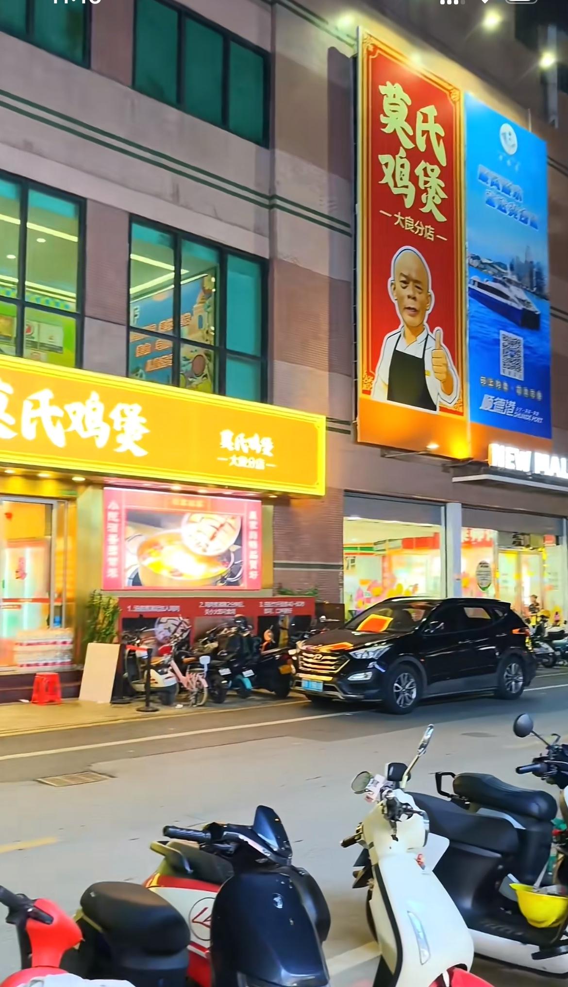 莫氏鸡煲大良店估计真要凉凉了。想当初，它可是现象级网红餐饮，无数人跨省来吃，巅峰