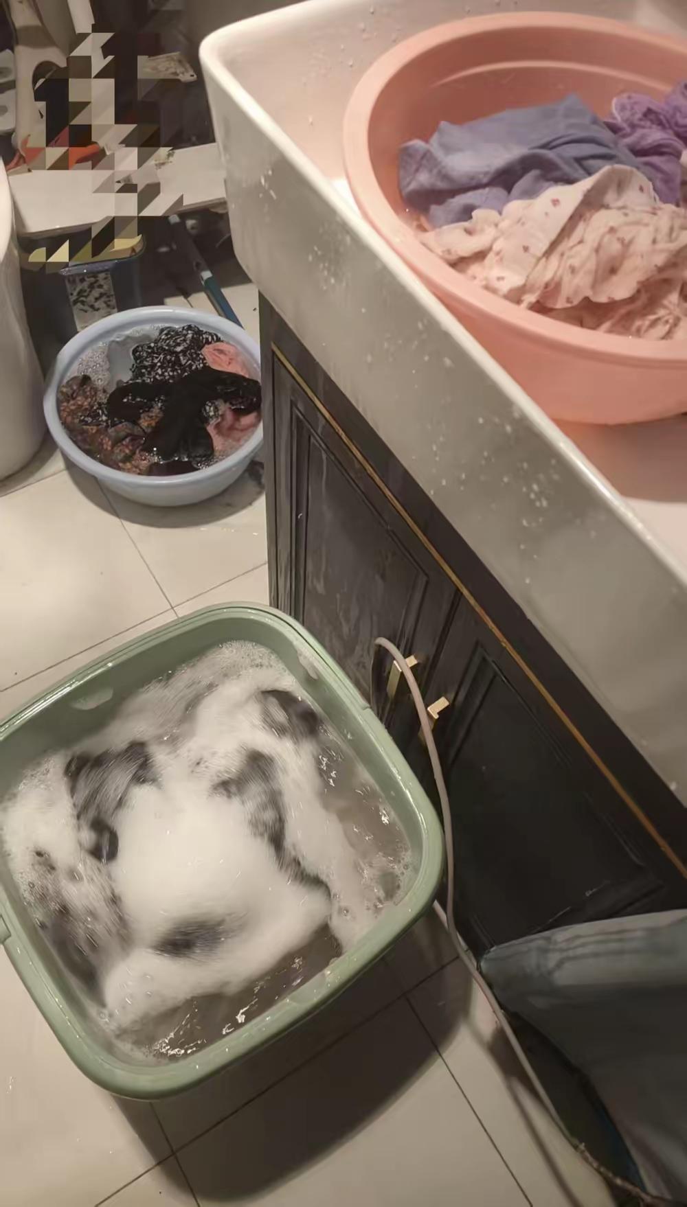 我没给我亲妈洗过内裤，却蹲在地上给丈母娘洗了八条尿湿的…...闻到味道的那一刻，