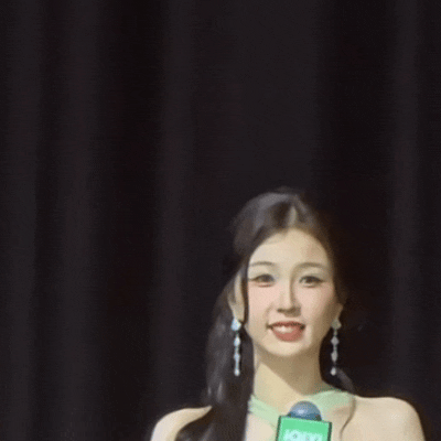 虞书欣是真的离不开打光了吧，还专门放了大灯