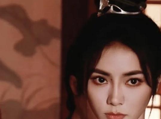 女团出道，转型演员的女明星，有一个致命的缺点，就是妆容太精致，表情略僵硬，好看是
