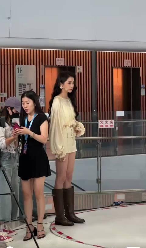 哎…关晓彤今天无论是生图还是精修还是视频都非常之完美…腿真的好长好直好细…​​