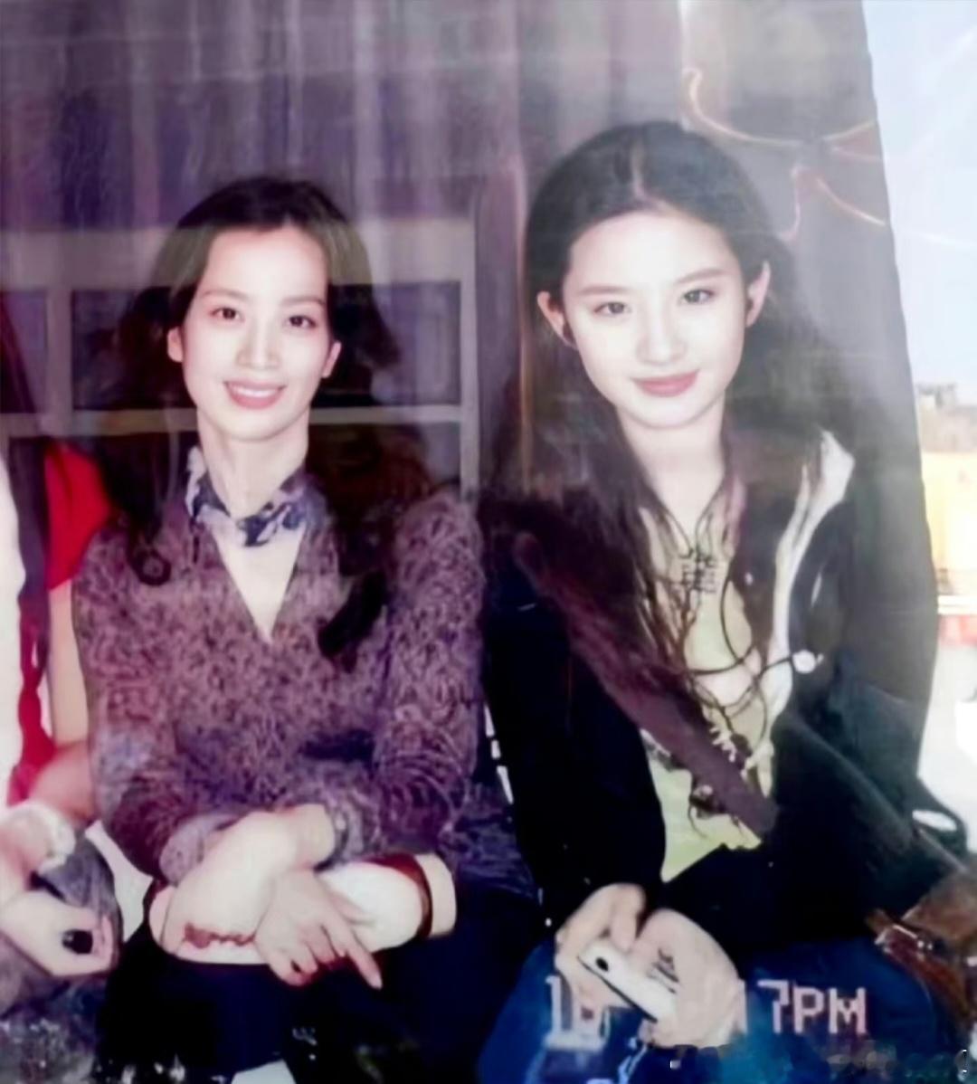 看了刘亦菲妈妈的照片，才知道为什么刘亦菲说自己是全家最丑的，她妈妈也太漂亮了吧！